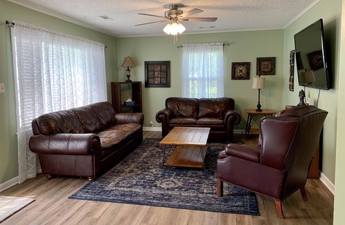 Prairie Grove House | Little House In The Grove Private, Comfortable, Squeaky Clean!
