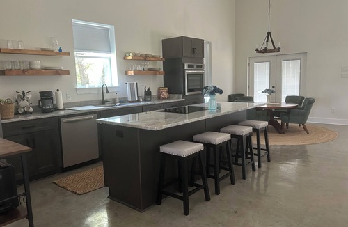 Bryan House | Little House on the Creek- 15 min from The Franklin Ranch 30 min from Kyle Field