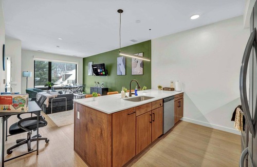 University Circle House | Little Italy & CWRU w King BedGymParkingWD