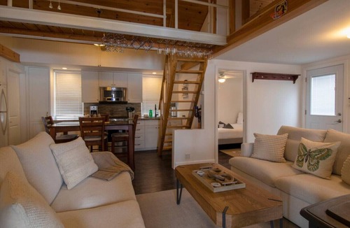 Midland House | Little Lake Escape | Waterfront 2 Bedroom Getaway