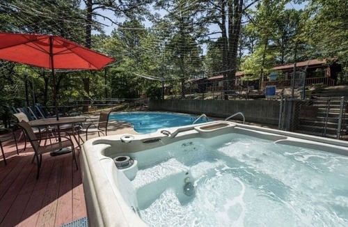 Branson Cabin | Little Owl Cabin #10 - Sleeps 6. Resort Pool&Spa, Fire Pit. SDC 1 mi. Dogs ok!