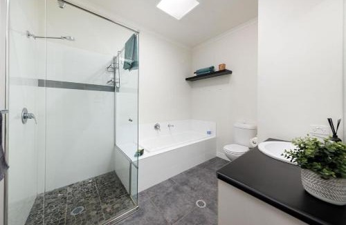 North Albury House | Little Palace on Buckingham