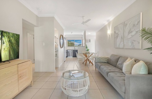 Manoora Apartment | Little Palm- Tropical Escape