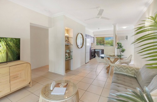 Manoora Apartment | Little Palm- Tropical Escape