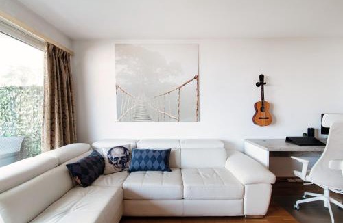 Paradiso Apartment | Little Paradise by Quokka 360 - Apartment with Stunning Lake Views and Fitness Corner