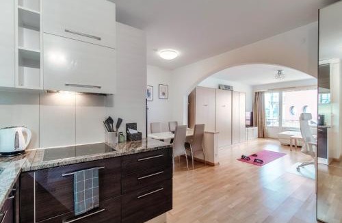 Paradiso Apartment | Little Paradise by Quokka 360 - Apartment with Stunning Lake Views and Fitness Corner