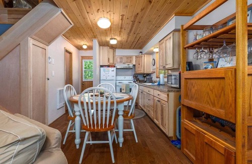 Packwood Cabin | Little Red Chalet | Wifi, AC, Pet Friendly