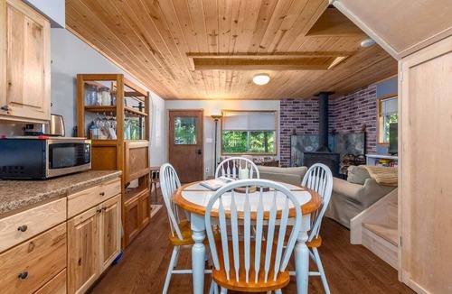 Packwood Cabin | Little Red Chalet | Wifi, AC, Pet Friendly