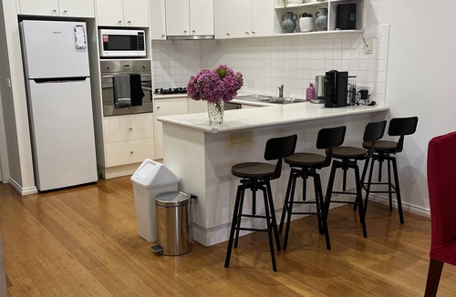 Bendigo House | Little Red Cheerful 4 bed Home CBD Bendigo