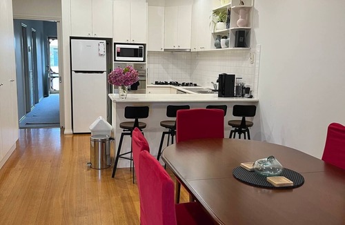 Bendigo House | Little Red Cheerful 4 bed Home CBD Bendigo