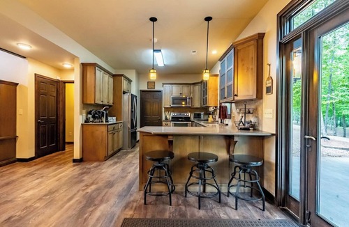 Dawson Cabin | Little River Lodge sleeps 12