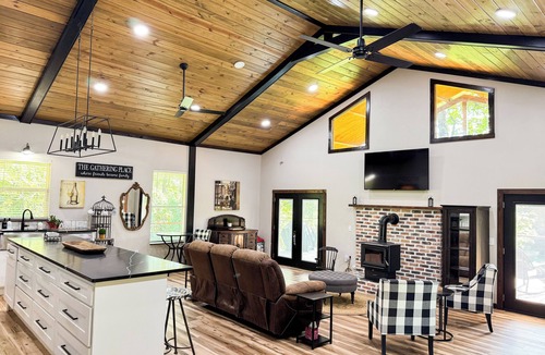De Queen Cabin | Little River Retreat~ Peaceful Countryside Getaway