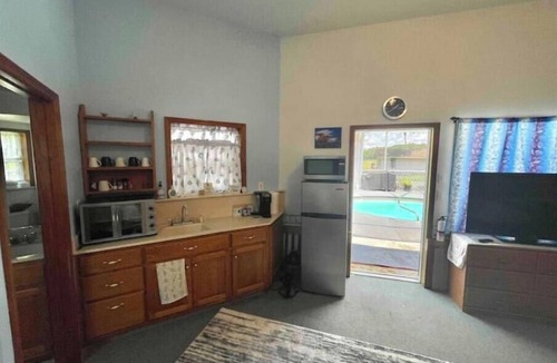 O Brien Apartment | Little River Spring Cave divers poolside Hideaway