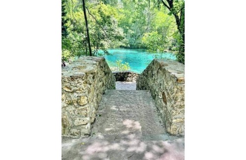 O Brien Apartment | Little River Spring Cave divers poolside Hideaway