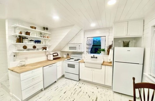 Sunset Cottage | Little White Barn - Private 20 Acre Escape w/Pond