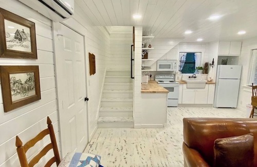 Sunset Cottage | Little White Barn - Private 20 Acre Escape w/Pond