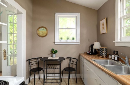 Old Irving Park House | Little White House Studio w/Full Kitchen