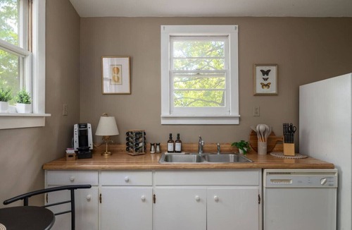 Old Irving Park House | Little White House Studio w/Full Kitchen