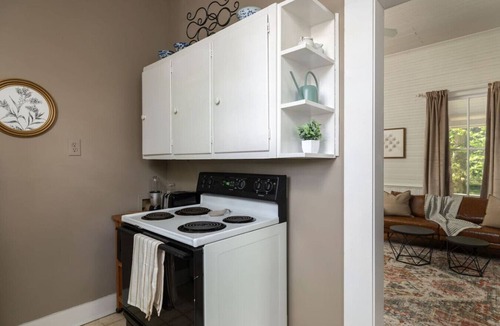 Old Irving Park House | Little White House Studio w/Full Kitchen