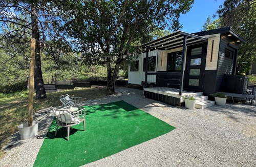 Central Point Apartment | Little Wolf Tiny Home cozy, pet friendly, secludednn