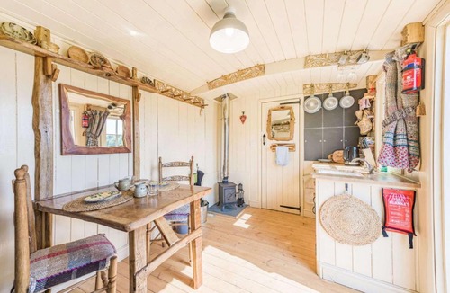 Shipton under Wychwood House | Littlestock Shepherds Hut
