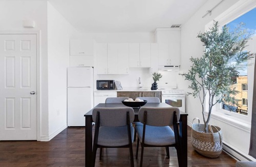 Plateau Mont Royal Apartment | LiV MTL | Modern Studio + Rooftop F1 Grand Prix