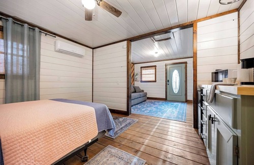 Broken Bow Apartment | Live Laugh Adventure- Studio cabin with kitchenette