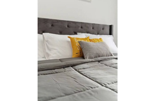 Pickering House | Live Lavishly: Modern 2B/2B + Office, 5G, Parking