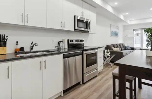 Pickering House | Live Lavishly: Modern 2B/2B + Office, 5G, Parking