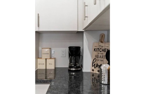 Pickering House | Live Lavishly: Modern 2B/2B + Office, 5G, Parking