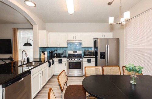 Austin House | Live Music | BBQ | Games | Patio | Gym Equipment