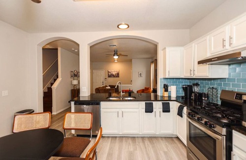 Austin House | Live Music | BBQ | Games | Patio | Gym Equipment