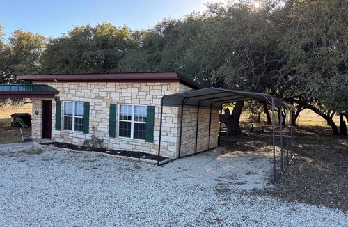 Lampasas Cabin | Live Oak Annex - a charming 1-bedroom cabin at a ranch in Lampasas, Texas