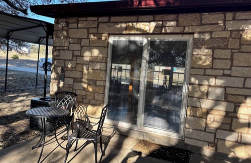 Lampasas Cabin | Live Oak Annex - a charming 1-bedroom cabin at a ranch in Lampasas, Texas