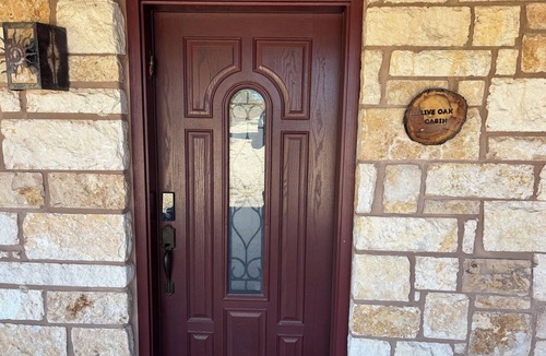 Lampasas Cabin | Live Oak Cabin - a charming 2-bedroom cabin at a ranch in Lampasas, Texas