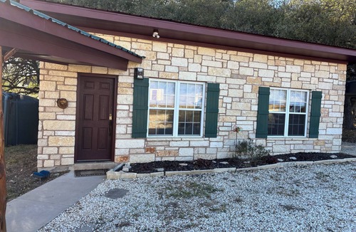 Lampasas Cabin | Live Oak Combo - Cabin & Annex - 3 bedrooms for larger groups outside Lampasas