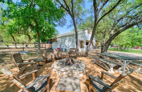Dripping Springs House | Live Oak Lodge ↠ Rustic Barndo w Dog (or Kid) Run, Pickleball