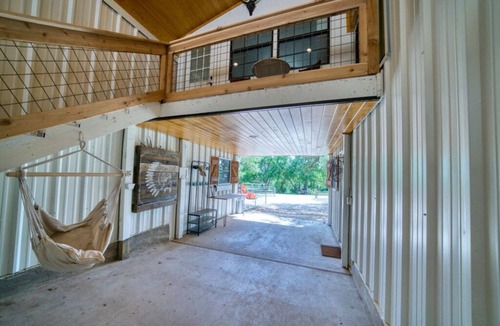 Dripping Springs House | Live Oak Lodge ↠ Rustic Barndo w Dog (or Kid) Run, Pickleball