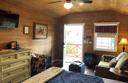 Dripping Springs Cottage | LIVE OAK LODGE: Charming Cabin at THE ALEXANDER AT CREEK ROAD for 2-4 Guests