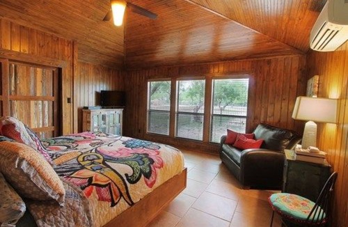 Uvalde Bed & Breakfast | Live Oaks Bed and Breakfast