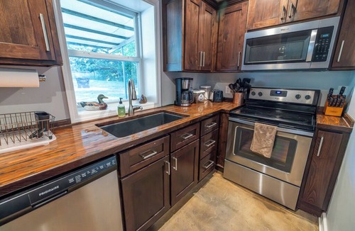 Emporia Cabin | Live Oaks Lodge Retreat with 8-12 Sleeping Capacity