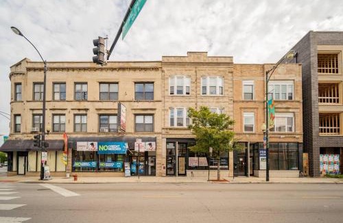 Avondale Apartment | Lively 3BR Apt in Chicago - Milwaukee N3