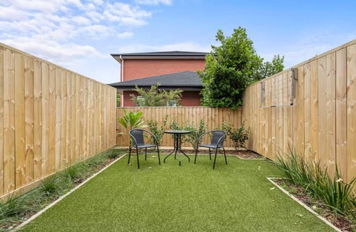 Henderson House | Lively and Charming Townhouse