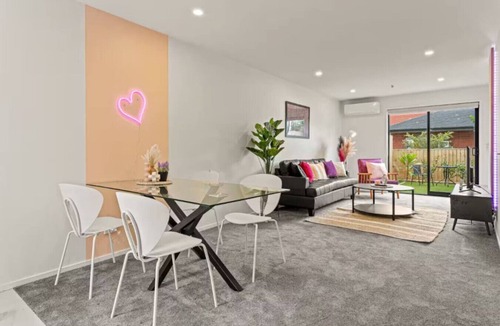 Henderson House | Lively and Charming Townhouse