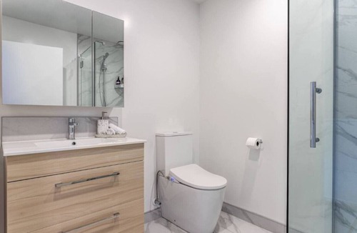 Henderson House | Lively and Charming Townhouse