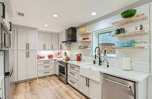 Trophy Club House | Lively Interior Oasis w/Big Yard- Fast- WIFI