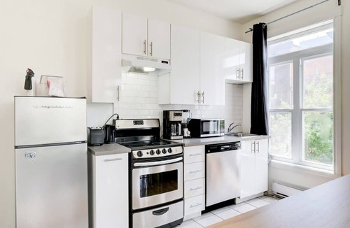 Plateau Mont Royal Apartment | Lively Le Plateau Stay | Mont-Royal Dining & Shops
