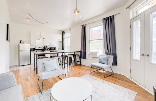 Plateau Mont Royal Apartment | Lively Le Plateau Stay | Mont-Royal Dining & Shops