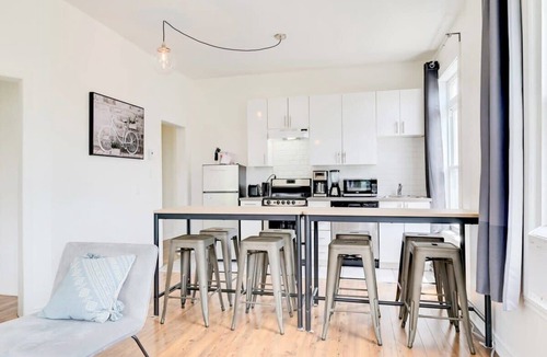 Plateau Mont Royal Apartment | Lively Le Plateau Stay | Mont-Royal Dining & Shops