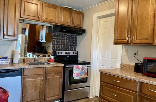 Lindale House | Lively Lindale - 3 Blocks to downtown - Large backyard